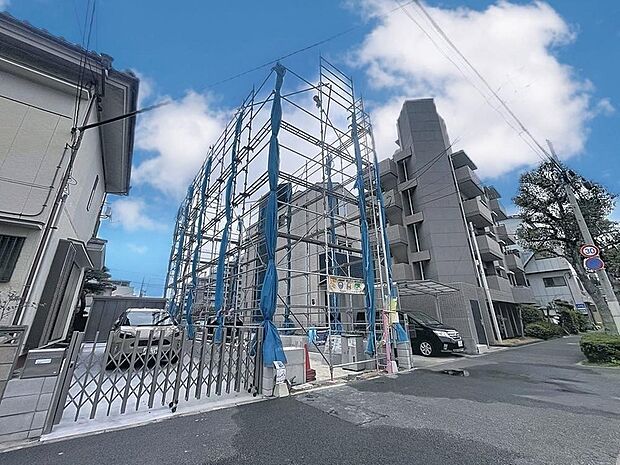 「現況」今日も、明日も、この街で、きっと誰かがしあわせになる物語が描かれていくはずです。爽快な風も毎日やさしく頬をなででくれます。