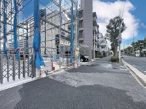 「前面道路」光り溢れる爽やかなお家。閑静な住宅地につき静かで穏やか採光窓が多く風通しも良好です。