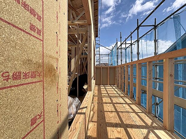 「バルコニー」都市型生活をより快適にコーディネートするかのように、周りの情景とマッチしたバルコニー。住まうご家族の心地よさを最優先したバルコニーでは様々な時間を楽しめます。