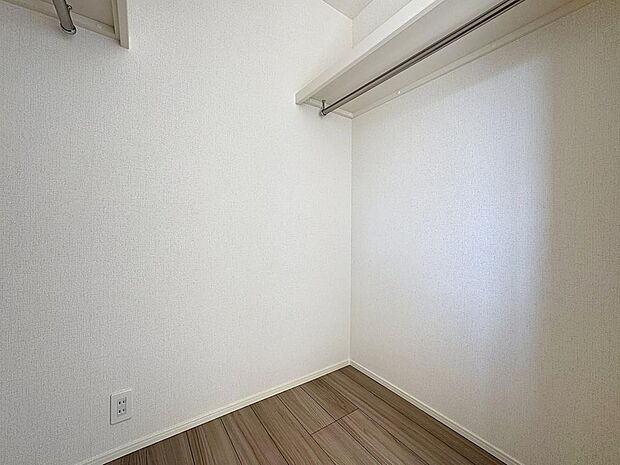 「たっぷり収納。ウォークインクローゼット」たっぷりと荷物が入るよう、ウォークインクローゼットを完備いたしました。画像と現地では大きさ、広さの感覚が違います。是非ご自分の目で確かめてください。