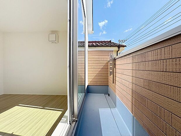 「開放感感じるバルコニー」頬をなでる優しい風を感じることが出来るバルコニー。つい深呼吸をしたくなる気持ちの良い眺望はこのお部屋の自慢です。