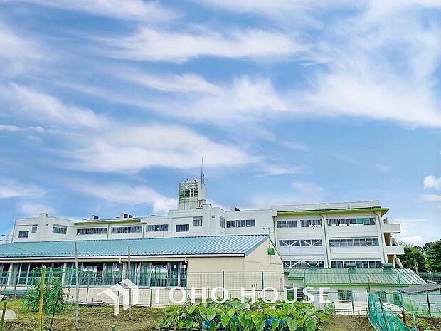 向小金小学校まで約1237m。