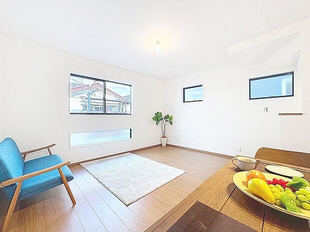 「憩いの場リビング」くつろぎを愉しむリビングルームは憩いの場となります。リビングとダイニングの空間機能を活かし、巧みに使い分ける発想が、ライフスタイルに新しいゆとりをもたらします。