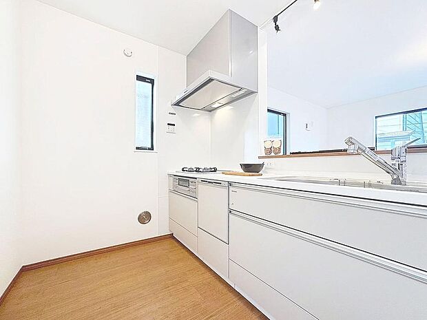 「家事時短の叶うキッチン◎」効率よくお料理ができる3口コンロ・食洗機・出し入れしやすいスライド収納を完備したシステムキッチン。確かな機能性を実感頂けます。