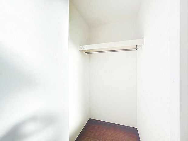 「収納豊富。」収納の多さも魅力です。使い勝手の良い収納を豊富に設置しております。居住スペースを充分に確保することができる為、ゆとりある室内で、ゆっくりとご寛ぎいただけます。