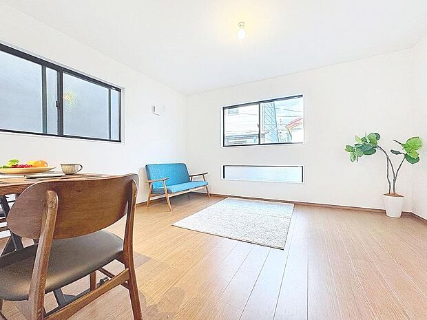 「のんびり過ごせるLDK」団欒の場であるリビングには採光窓を多く取り入れていますので、暖かな陽光と心地よい風が贅沢に降り注ぎます。