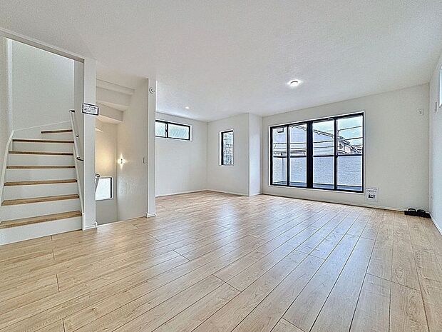 光が注がれる青い空から鮮やかに赤色にゆっくりと染まる。そんな優しい時間がここでは流れてゆく。