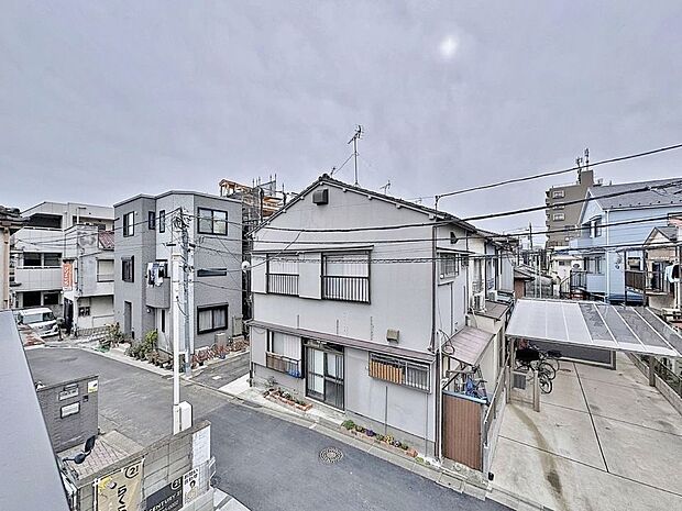 星空が地上に映りこむかのような夜景のきらめきまで、この街ならではの美しい風景の物語が室内に展開。