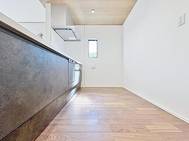 「対面キッチン」作業スペースを多くとった対面キッチン。夫婦そろってキッチンに立っても調理がしやすくゆとりある広さ。食器類もすっきりと片付く収納力が期待できます。家事をしながら会話も弾みます。