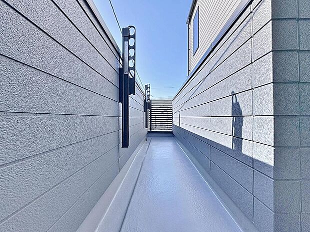 「開放感感じるバルコニー」頬をなでる優しい風を感じることが出来るバルコニー。つい深呼吸をしたくなる気持ちの良い眺望はこのお部屋の自慢です。