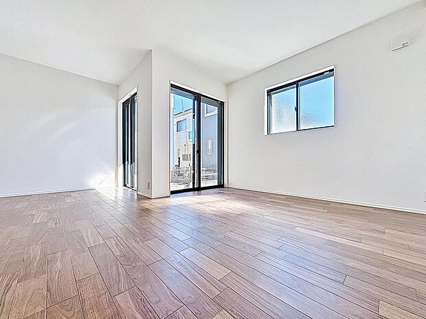 「家族団欒の寛ぎ空間」LDKでは家族が集まり一緒の時間を過ごせる工夫がされております。何気ない一日の当たり前のひとコマがいつか一生の宝物になります。