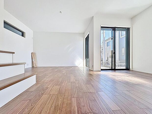 「リビング階段でコミュニケーションがとりやすい空間設計。」居心地の良いリビングダイニングには自然と家族みんなが集まってきます。明るく穏やかな空気のなかで飲んだり、食べたり、笑ったり。