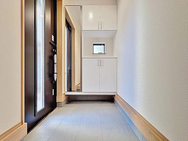 「玄関」人を迎え入れる最初の場所だからこそ、清潔感があり纏まった空間にして頂ける様にゆとりあるシューズボックスを設置しました。おでかけの時も帰宅の時も、すっきりとした玄関は気持ちが良いものです。