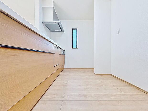 「窓あり×キッチン。」作業スペースを多くとったキッチンには、コンロ横にスリット窓を設置し通気性と明るさを取り入れました。