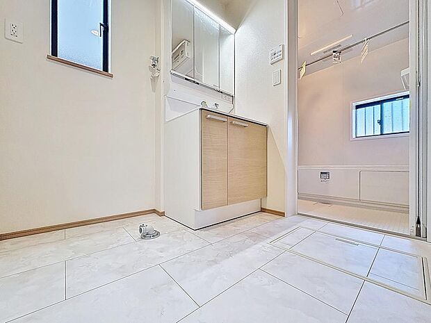 「窓あり×洗面所」湿気の多くなりやすい洗面所も、窓があることで換気が可能なので気持ちよくお使い頂けます。