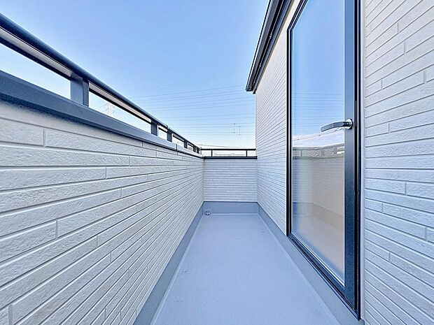 「バルコニー」都市型生活をより快適にコーディネートするかのように、周りの情景とマッチしたバルコニー。住まうご家族の心地よさを最優先したバルコニーでは様々な時間を楽しめます。