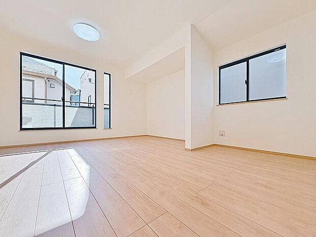 「採光面の多いLDK。」広々約17帖のLDK。家族団らんの場やソファーでゆっくりとくつろぐスペースにオススメです。