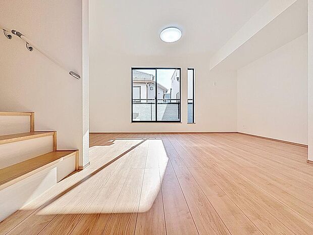 「南西向き。陽当り良好。」大きな窓辺からの日差しが暖かい室内は、自然と住まう人の気分も明るくなり、リビングでの素敵なワンシーンが演出されます。