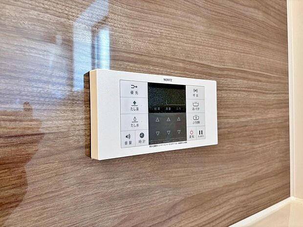 お風呂場と台所に操作リモコンがあり、キッチン近くにある給湯リモコンは、お料理の最中でもリビングで寛いでいるなかでもボタン一つで簡単に沸かせて便利ですね。