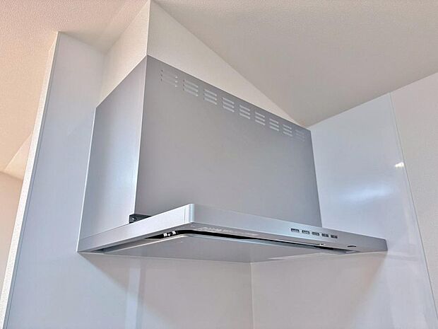 昨今主流のスリムタイプのレンジフード。そのスタイリッシュな見た目から、インテリアとしても高い人気がある型です。また、スリム型の大きなメリットとして、掃除のしやすさがあります。