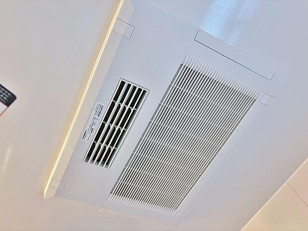 明日はお出かけで今日中に洗濯を・・と思っても最近は雨続き・・浴室換気乾燥機はそんな負担を減らしてくれます。また、冬場などは、入浴前に暖めておくとお着替えも楽々です。