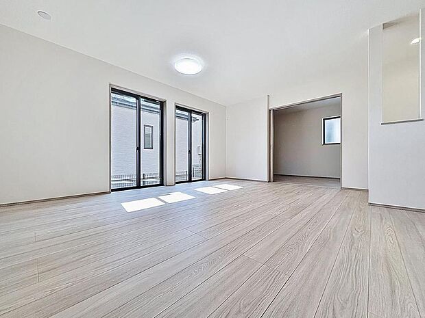 「居心地の良い17.75帖リビング。」居心地の良いリビングダイニングには自然と家族みんなが集まってきます。明るく穏やかな空気のなかで飲んだり、食べたり、笑ったり。