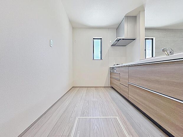 「使いやすさを重視したキッチンスペース。」作業スペースを多くとったキッチン。調理がしやすく余裕の広さです。調理器具等がすっきりと片付く収納力を備えています。