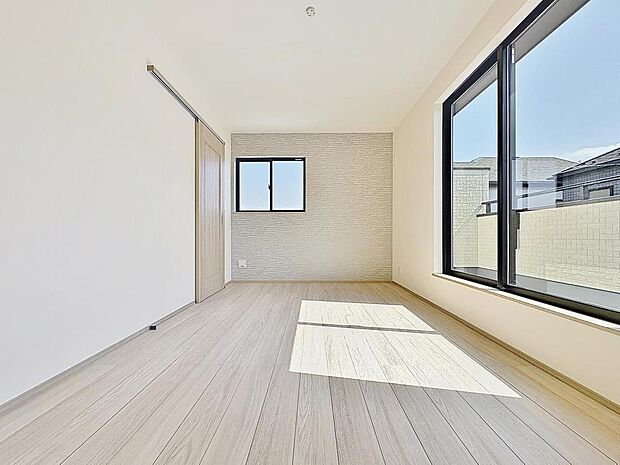 「明るい居室」温もりある自然光を感じていただける居室です。飽きのこないナチュラルなデザインの空間は、色褪せることのない心地良さを作ります。