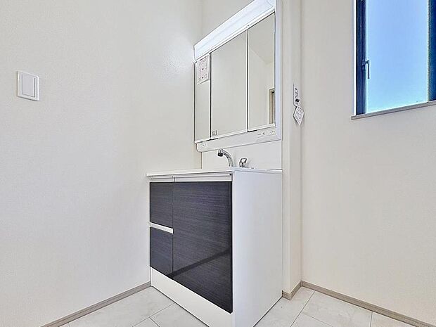 「洗面台」シンプルだからこそ使いやすい。スタンダードなデザインの洗面ボウルは清潔感あるホワイトです。