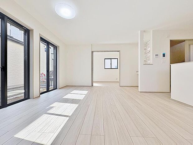 「憩いの場リビング」くつろぎを愉しむリビングルームは憩いの場となります。リビングとダイニングの空間機能を活かし、巧みに使い分ける発想が、ライフスタイルに新しいゆとりをもたらします。