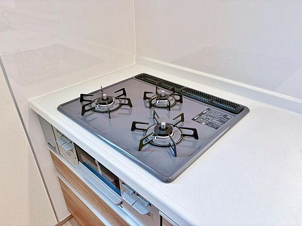 毎日料理をする、料理が好き、家族が多くて量を作る必要がある、等の方々にとっては必須の3口コンロ。同時進行で効率アップはもちろん鍋を移動する回数が減り、無駄な動きを軽減することが出来ます。