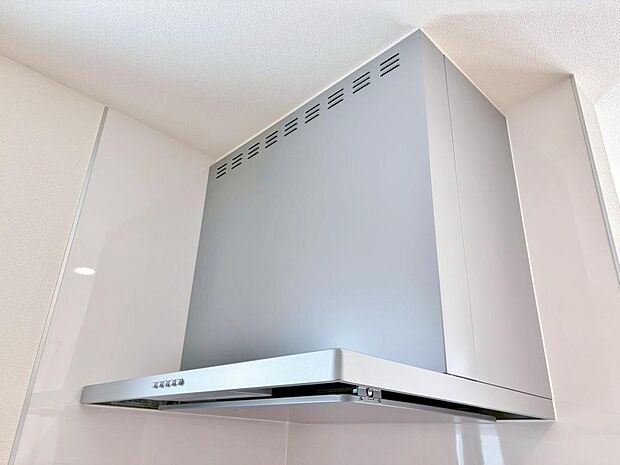 昨今主流のスリムタイプのレンジフード。そのスタイリッシュな見た目から、インテリアとしても高い人気がある型です。また、スリム型の大きなメリットとして、掃除のしやすさがあります。
