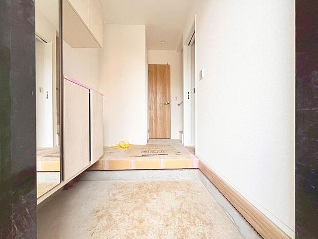 「玄関」家の中でお客様を迎える最初の場所である玄関。豊富な玄関収納で、常に綺麗に保つことが出来ます。