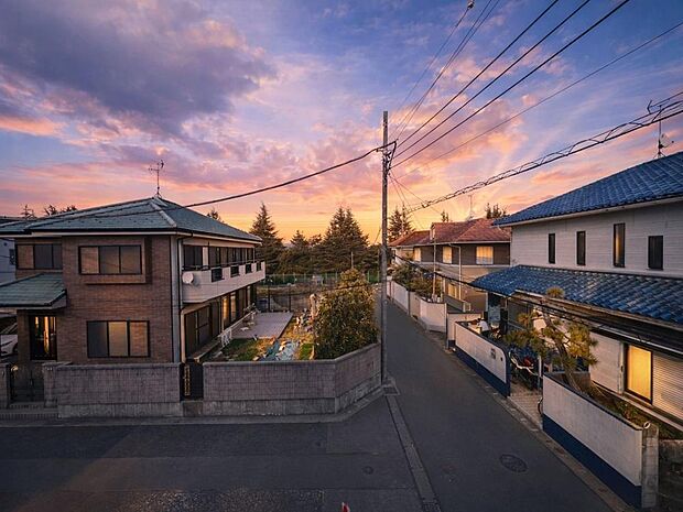 「穏やかな街並みの眺望」穏やかな街並みを一望しながら、爽やかな風と柔らかく降り注ぐ陽光を感じて頂けます。心地良い開放感が暮らしにゆとりと充足感をもたらします。