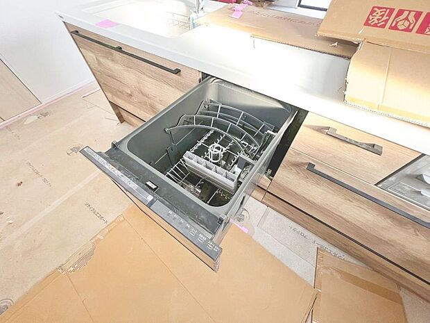 「ビルトインタイプ食器洗乾燥機」通常の手洗いでは使用出来ないほど高温のお湯や高圧水流を使うことにより汚れを効果的に落とすことができる。殺菌効果が非常に高く哺乳瓶などを使う家庭で需要が高く大変便利。
