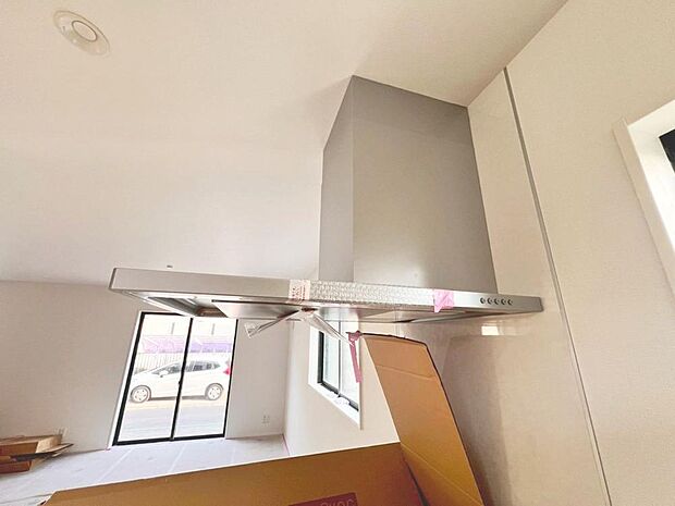 昨今主流のスリムタイプのレンジフード。そのスタイリッシュな見た目から、インテリアとしても高い人気がある型です。また、スリム型の大きなメリットとして、掃除のしやすさがあります。