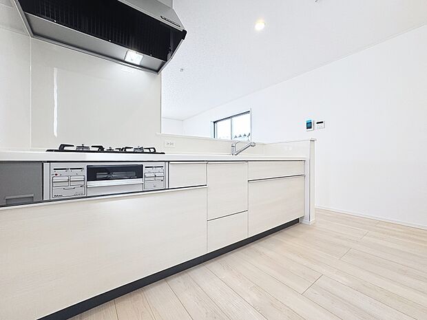 「使いやすさを重視したキッチンスペース。」作業スペースを多くとったキッチン。調理がしやすく余裕の広さです。調理器具等がすっきりと片付く収納力を備えています。