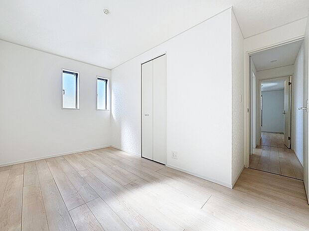 「収納のある居室」お子様の成長に合わせて机やベットを自由にレイアウトできるようにと、小さな自立心を育むお部屋作りを見越してご覧下さい。