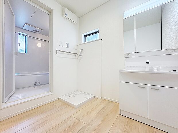 「清潔な印象の洗面室」明るく清潔感のある色調で纏められた洗面室は、機能性に富んだ三面鏡と使い勝手の良い収納を完備した洗面台を設置。洗濯機置場も完備し、大変充実しております。