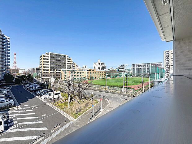 「穏やかな街並みの眺望」穏やかな街並みを一望しながら、爽やかな風と柔らかく降り注ぐ陽光を感じて頂けます。心地良い開放感が暮らしにゆとりと充足感をもたらします。