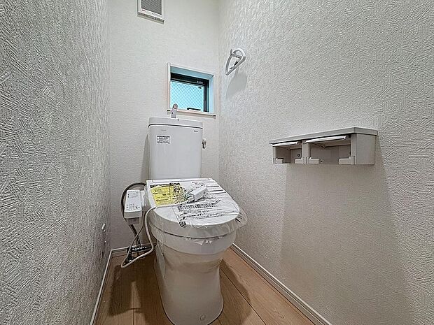 「温水洗浄便座付きトイレ」トイレは快適な温水洗浄便座付です。清潔感のあるホワイトで統一しました。いつも清潔な空間であって頂けるよう配慮された造りです。