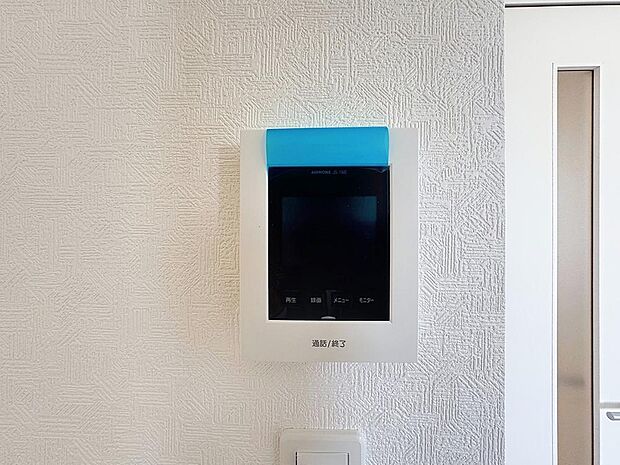 「見える安心」をカタチにしました。誰が来てもわかる様にモニター付きインターホンを設置。快適と安らぎを合わせた優しい設計。