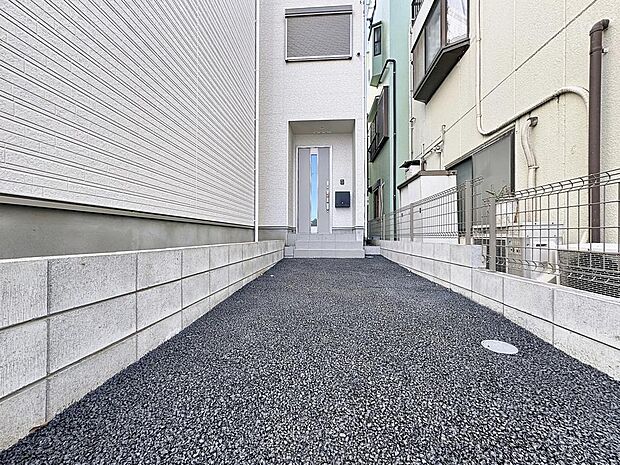 「カースペース」2台分の駐車スペースがあるので、お子様の自転車やバイク置き場にするスペースとしてもご利用いただけます。