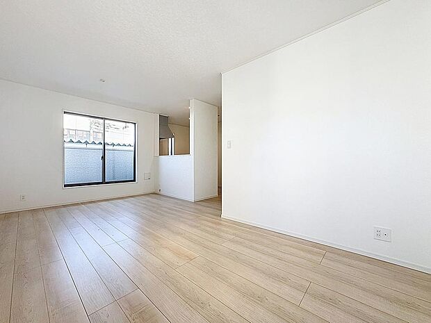 「2階リビングダイニング」柔らかな色合いが優しい雰囲気のお部屋は、格別の居心地の良さを感じて頂けます。採光窓から零れる陽光に癒されてください。