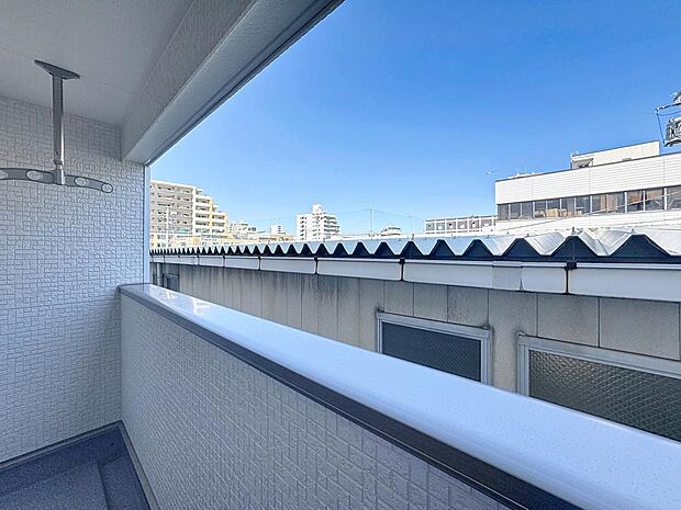 「穏やかな街並みの眺望」穏やかな街並みを一望しながら、爽やかな風と柔らかく降り注ぐ陽光を感じて頂けます。心地良い開放感が暮らしにゆとりと充足感をもたらします。