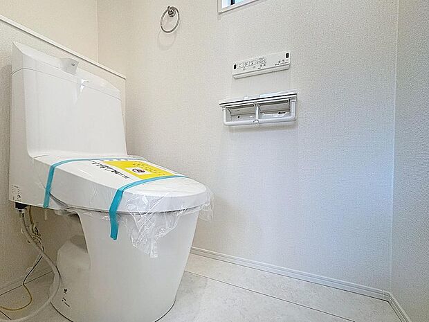 「温水洗浄便座付きトイレ」トイレは快適な温水洗浄便座付です。清潔感のあるホワイトで統一しました。いつも清潔な空間であって頂けるよう配慮された造りです。