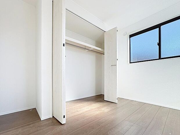 「収納豊富。」収納の多さも魅力です。使い勝手の良い収納を豊富に設置しております。居住スペースを充分に確保することができる為、ゆとりある室内で、ゆっくりとご寛ぎいただけます。