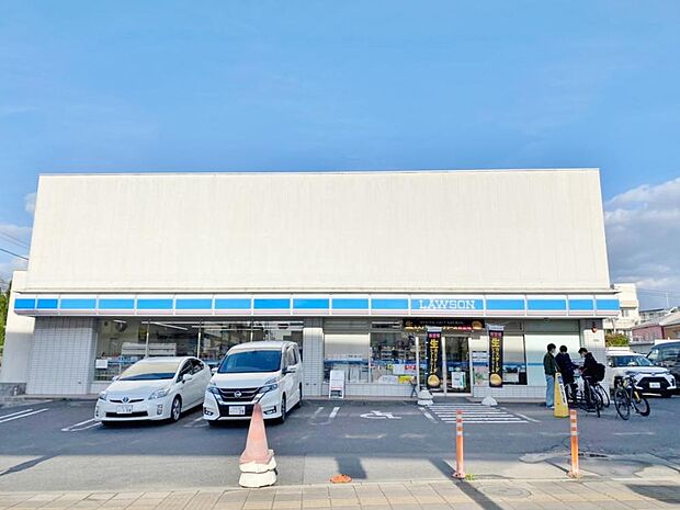 ローソン 足立扇三丁目店まで約717m。