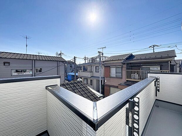 「穏やかな街並みの眺望」穏やかな街並みを一望しながら、爽やかな風と柔らかく降り注ぐ陽光を感じて頂けます。心地良い開放感が暮らしにゆとりと充足感をもたらします。