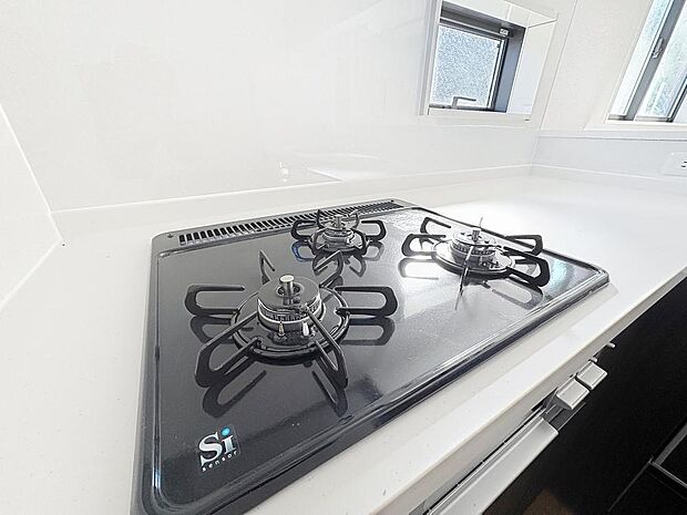 見た目に美しく使いやすさにも優れ、吹きこぼれ等のお掃除も簡単。3口コンロで忙しくても同時に調理ができるので便利ですね。